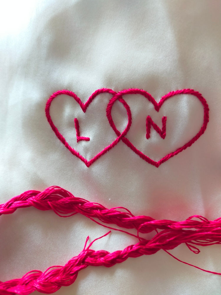 Initiale brodées en soie sur kimono de mariage