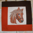 tête cheval en tulle brodé.