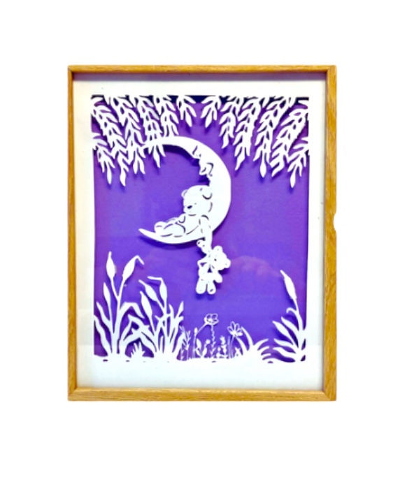 Miniatura: Cuadro en papel calado en capas de Oso durmiendo en la luna primer plano