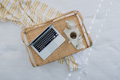 ordinateur avec un café