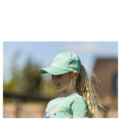 Thumbnail: Meisje met BR Mini Horse outfit, de pet maakt het set compleet
