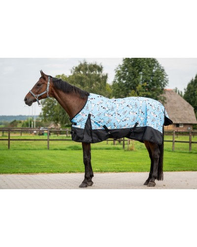 Paard met lichtblauwe HB Mr Squeez outdoor deken 200 grams – luxe gevoerde paardendeken