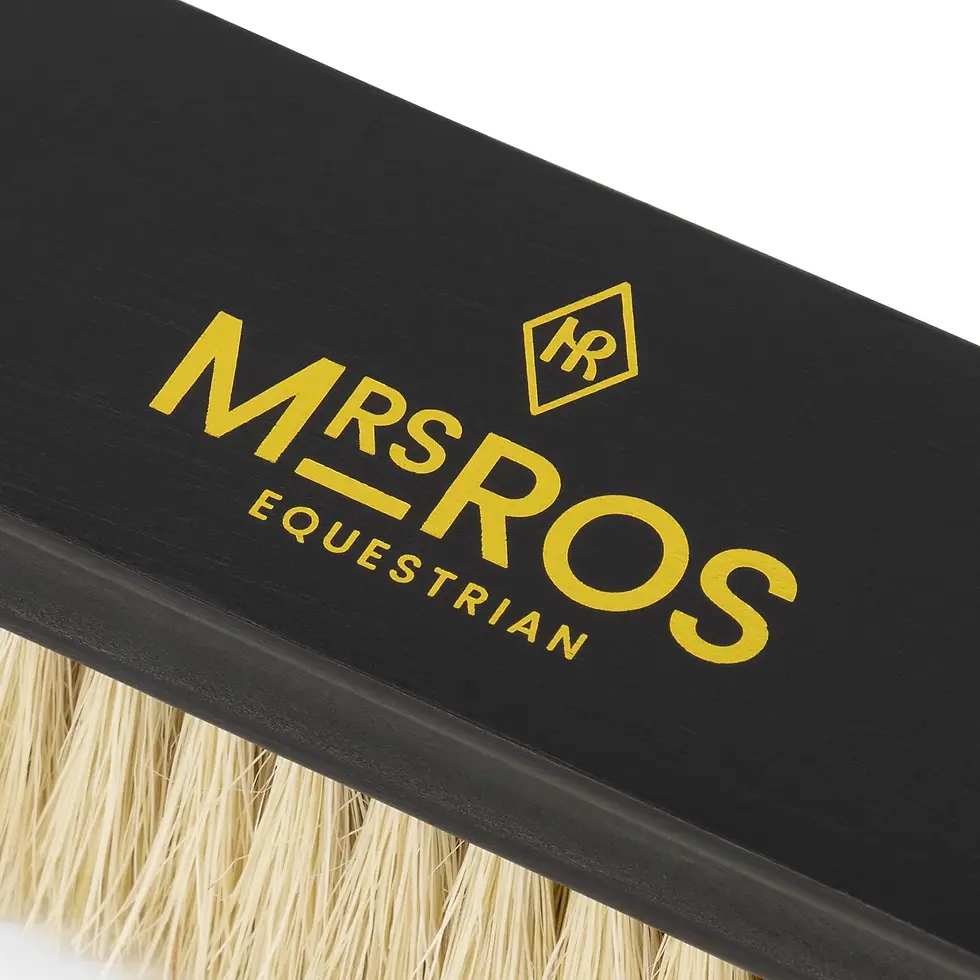 Close-up Mrs Ros harde grooming brush Easy Grip met houten handvat en natuurlijke borstelharen, verkrijgbaar bij EquiValor