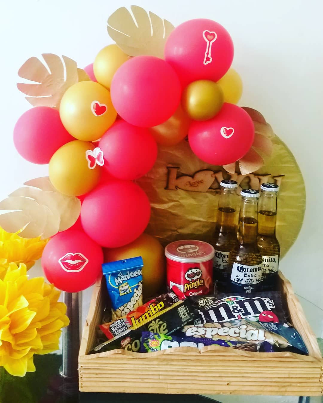 Arreglo en caja de madera con arco de globos