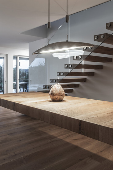 Schwebender Tisch mit Ein-Fuß-Konstruktion – Sonderlösung im Weinbereich in Bad Hall