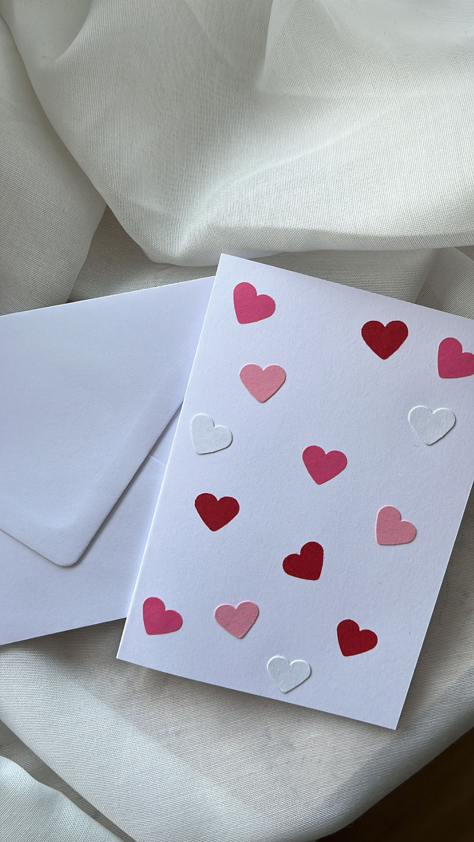 Valentinstag steht vor der Türe. Das ist ein Grund, mal wieder eine Karte zu gestalten und ein paar liebe Worte zu verschenken.