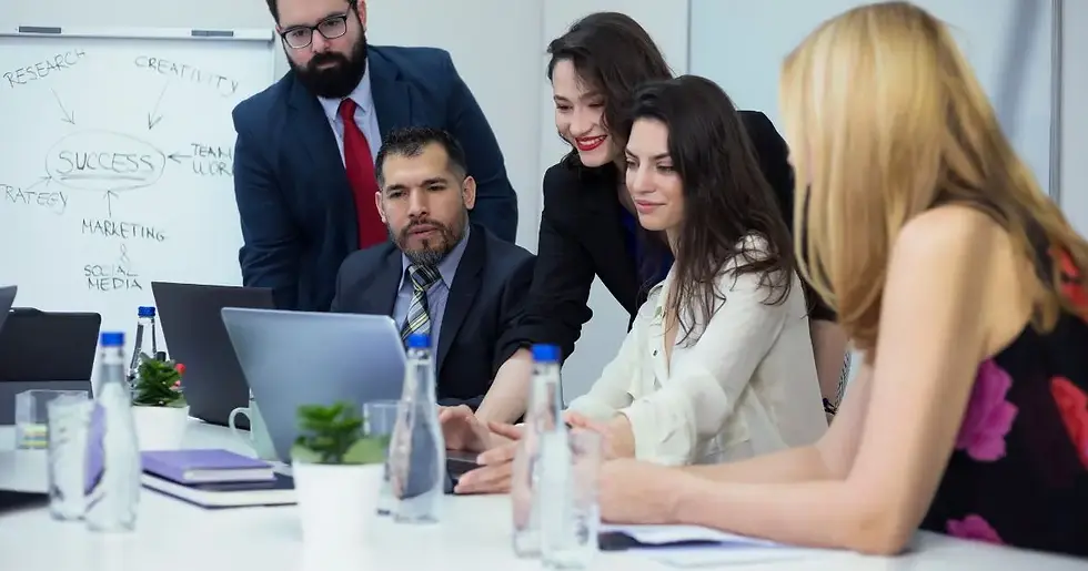 Arquitetos em reunião no escritório.