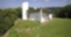 Situada no topo de uma colina em Ronchamp, a Capela Notre Dame du Haut se integra harmoniosamente à paisagem natural, refletindo a visão de Le Corbusier.