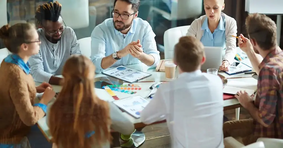 Arquitetos em reunião fazendo um Briefing