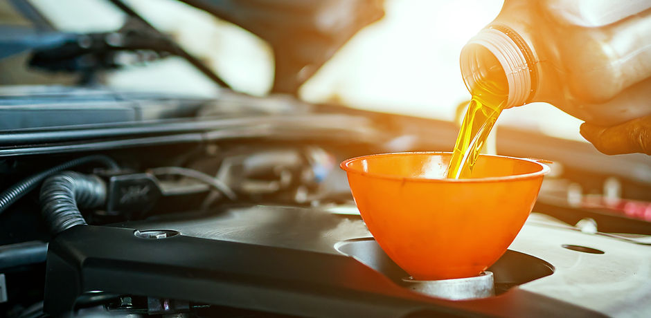 Hand mechanic in repairing car,Change the Oil.jpg