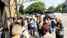 Mit Maptionnaire unterwegs: Teilnehmerinnen des WiM Walkshops sammeln Eindrücke zur urbanen Mobilität in Hamburg – direkt vor Ort, digital unterstützt.