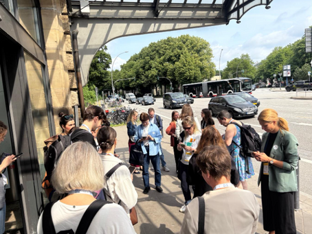 Mit Maptionnaire unterwegs: Teilnehmerinnen des WiM Walkshops sammeln Eindrücke zur urbanen Mobilität in Hamburg – direkt vor Ort, digital unterstützt.