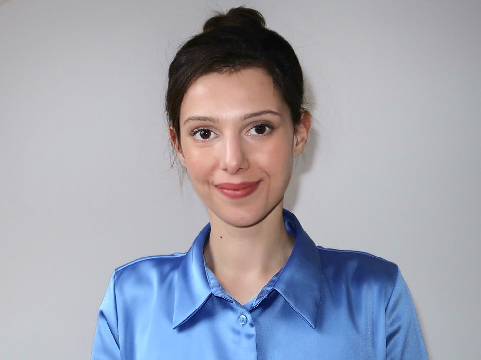 Portrait von Aylin Shakibi, CEO & Founder Join The Flock, in einer blauen Bluse vor grauem Hintergrund