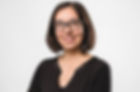 Portrait von Viviane Weinmann, Verkehrsplanerin bei der Deutschen Gesellschaft für Internationale Zusammenarbeit mit schwarzer Bluse und Brille