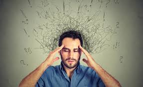uomo stressato