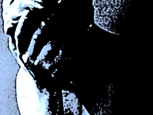 Uomo con la mano sulla fronte