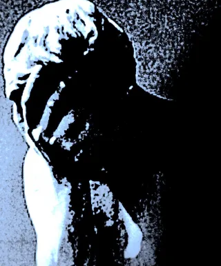 Uomo con la mano sulla fronte