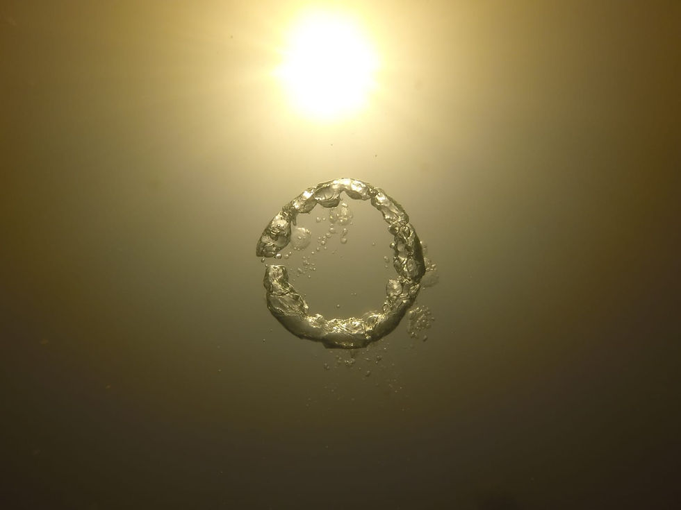 Ein Ring aus Luftblasen unter Wasser