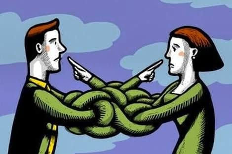 Desenho estilizado de um homem e uma mulher apontando o dedo um para o outro. Seus corpos estão entrelaçados por cordas verdes em formato de nó, simbolizando conflitos ou conexões emocionais difíceis e intrincadas. O fundo é azul com nuvens, sugerindo um contexto de tensão interpessoal.