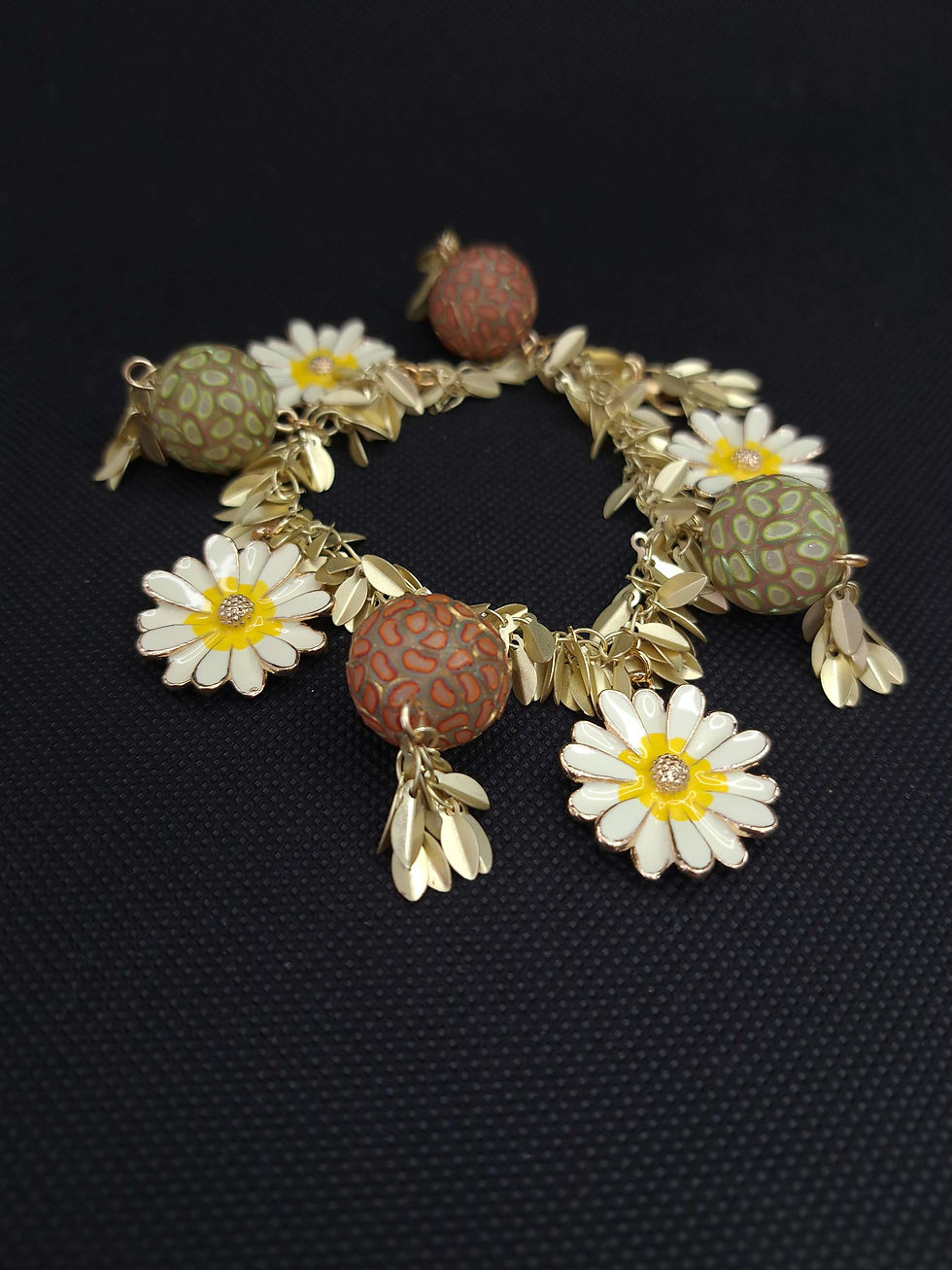 Miniaturbild: "The ephemeral beauty of life" is a charm bracelet with white daisies and balls. Juliette K