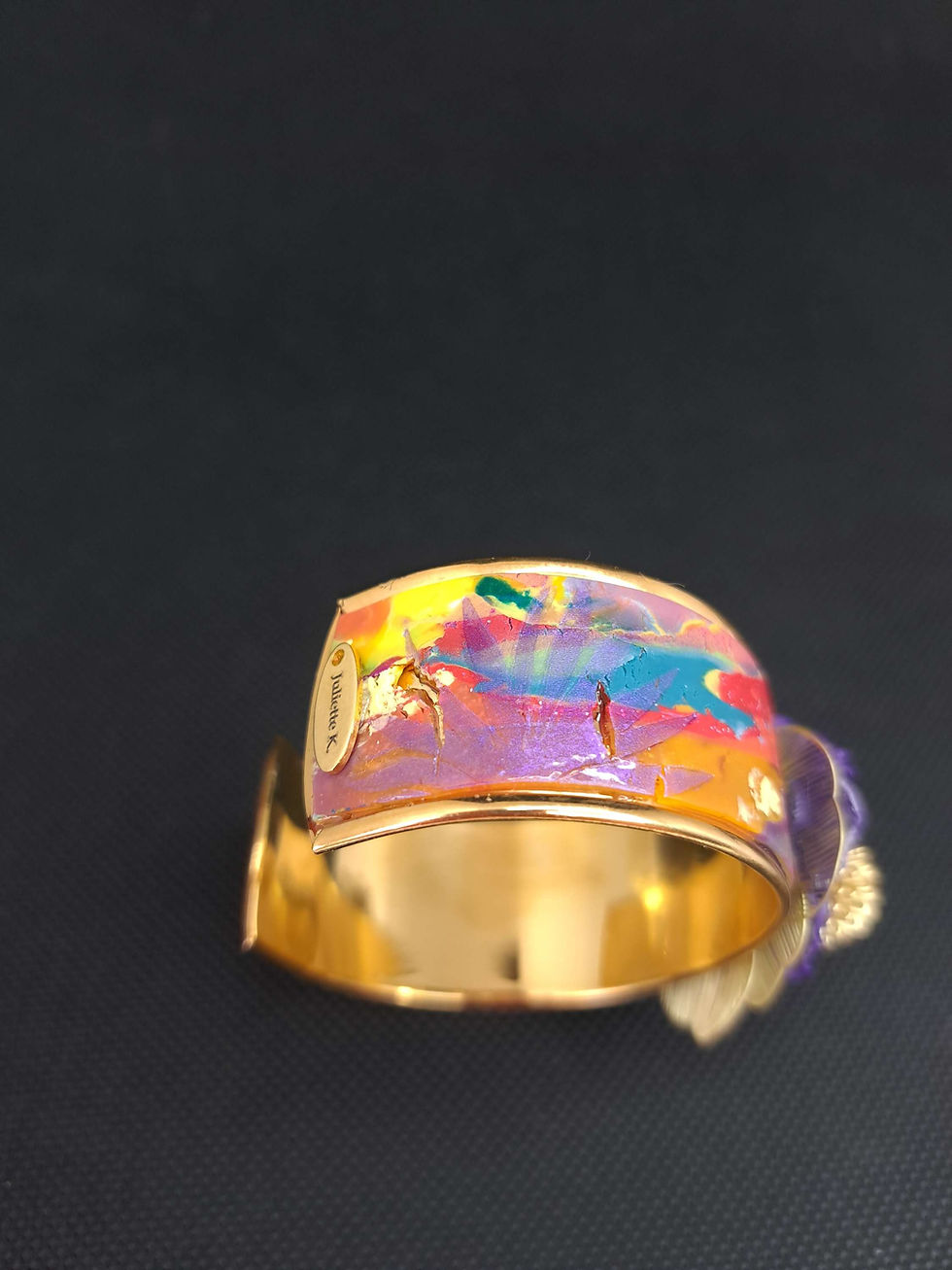 Miniaturbild: The "Advocate self-love" cuff bracelet is a little colourful firework with floral,shiny elements.