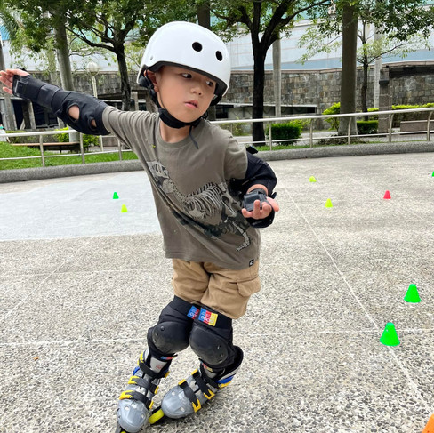 太空直排輪堅持學習的孩子