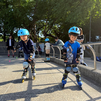 太空直排輪快樂的孩子