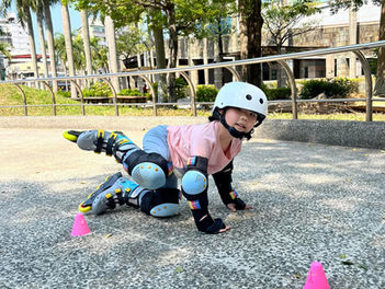 兒童直排輪跌倒