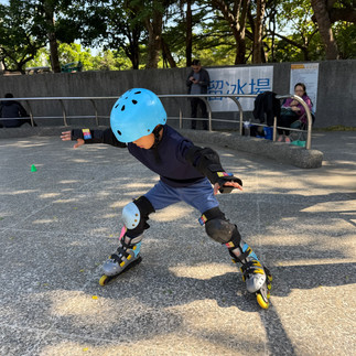 太空直排輪快樂的孩子