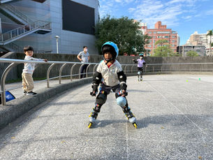 認真學習直排輪的孩子!