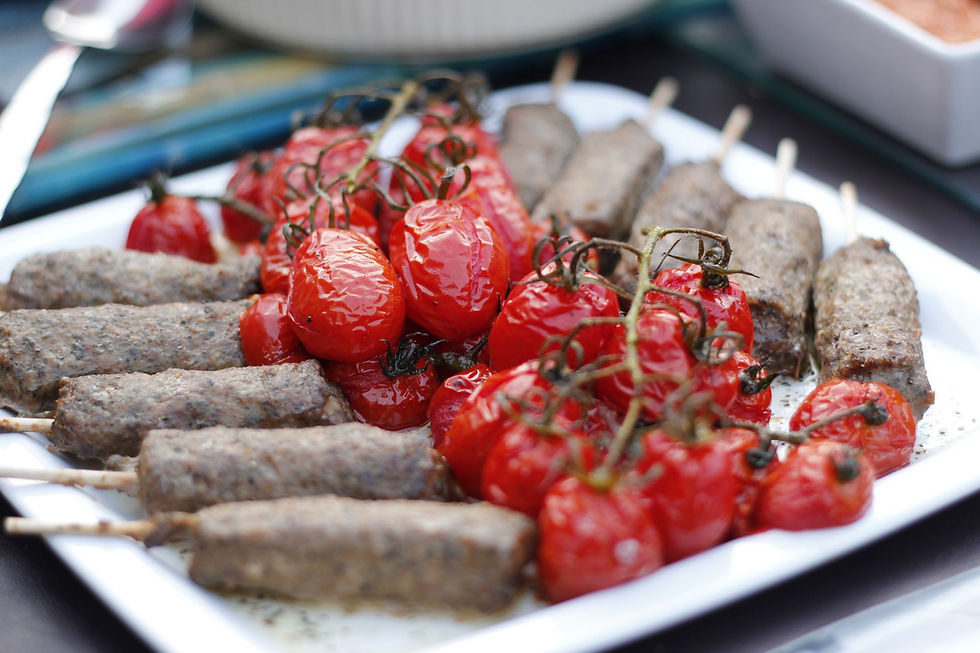 Brochettes de kefta servies avec sauce et accompagnements orientaux