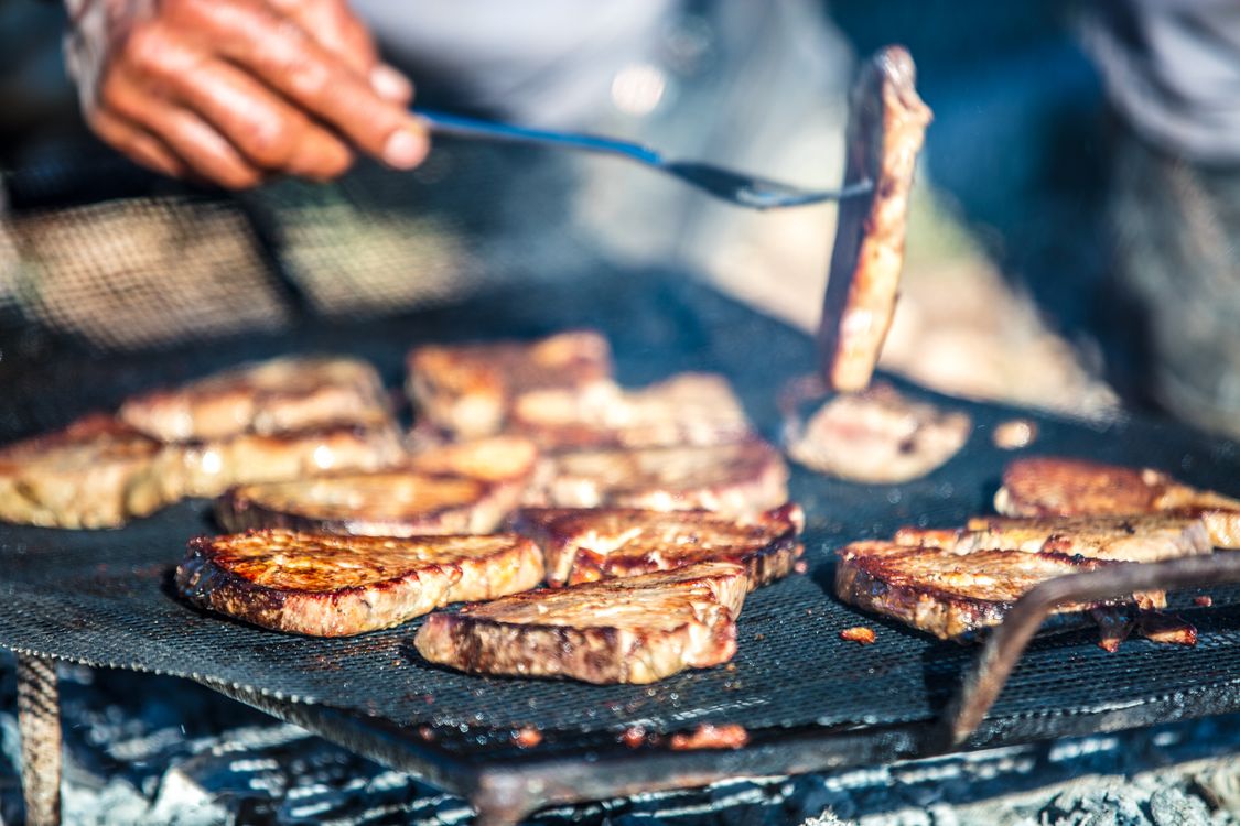 Thermomètre à sonde planté dans une côte de bœuf pour mesurer la température à cœur