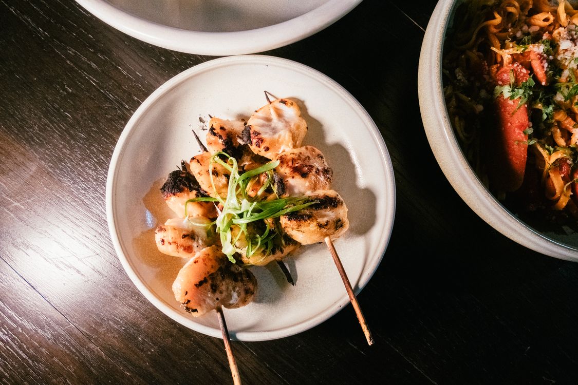 Brochettes de poulet dorées à l'air fryer avec oignons verts