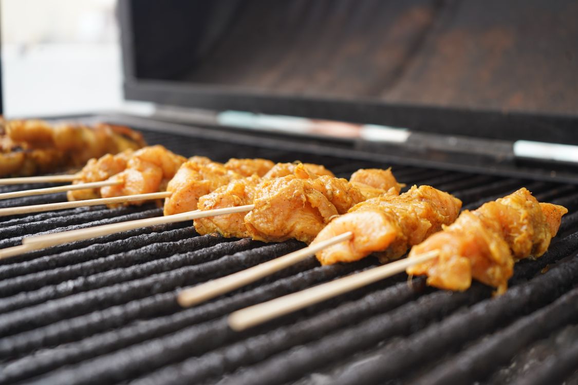 Brochettes de viande et légumes colorés préparés à l'air fryer