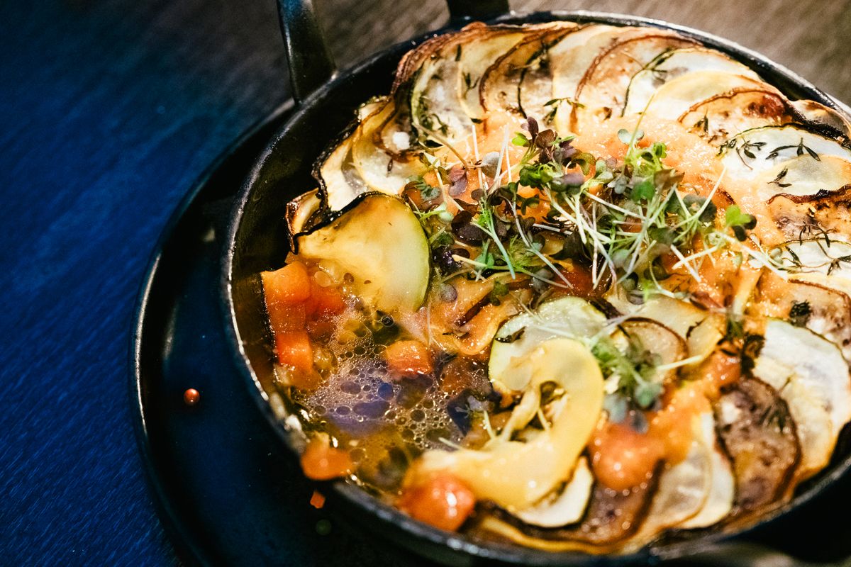 Ratatouille dorée dans le panier d'un air fryer — légumes fondants et caramélisés