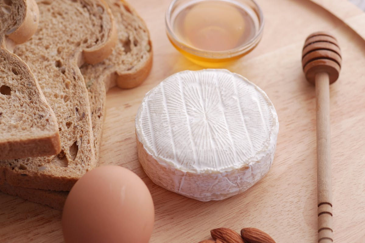 Camembert rôti coulant à l'air fryer servi avec pain, miel et noix