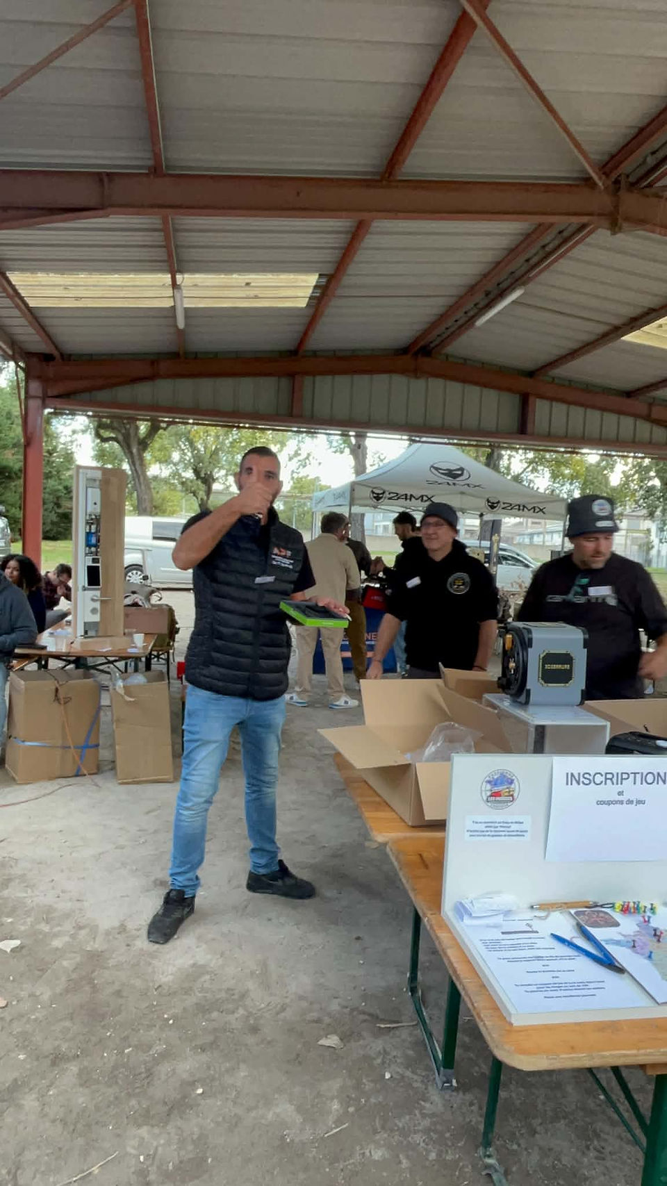 Participant récupérant son lot au tirage au sort