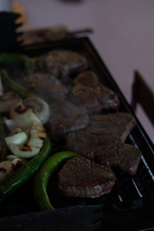 Côte de bœuf grillée et dorée, servie sur une planche à découper en bois