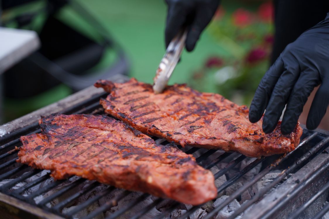Côte de bœuf tranchée sur planche en bois avec jus de viande rosé — cuisson saignante parfaite à l'air fryer