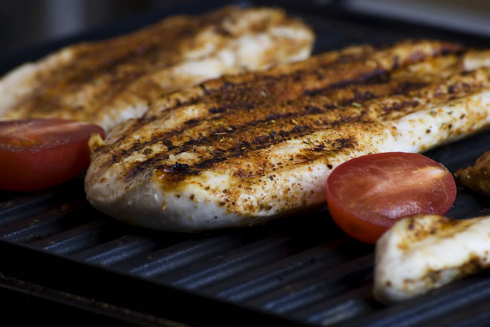 Magret de canard grillé servi à l'assiette avec légumes après cuisson à l'air fryer