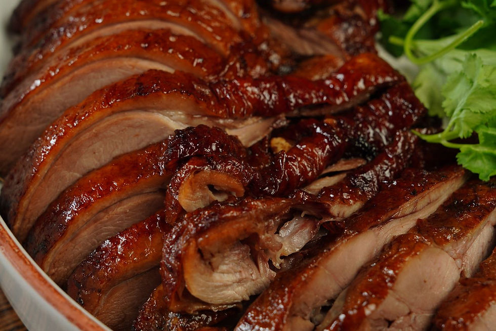 Gros plan sur des morceaux de canard rôti dorés et parfaitement cuits à l'air fryer
