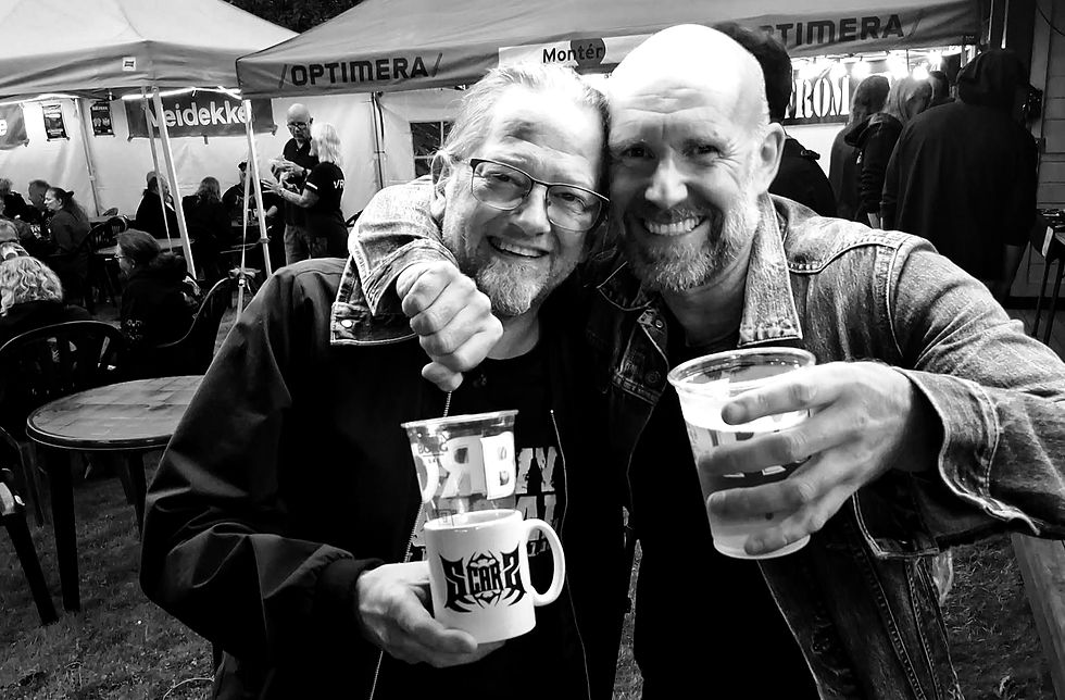 Øl og vedledighet på Plumbers from Hell på Kulturhuset Gleng 2026: Morten Skute, gitarist Witchhammer (venstre) Torben Svendsen, tidligere bassist Scars (høyre
