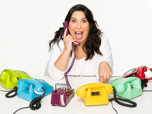 Mariana Xavier encanta o público com sua estreia emocionante em "Antes do Ano Que Vem", espetáculo que promete arrancar risos e lágrimas