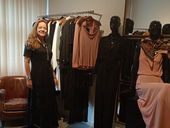 Conheça a trajetória da famosa estilista que encanta o mundo com suas coleções exclusivas e seu estilo sofisticado 