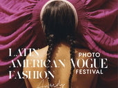 mulher indígena posando para fotos do evento