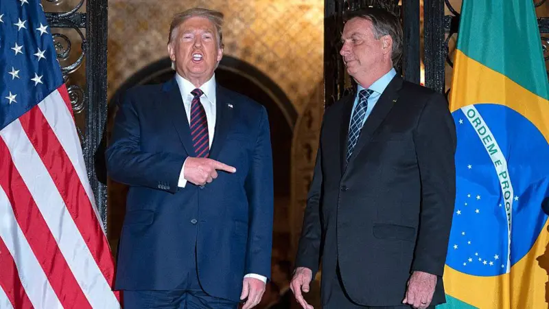 Donald Trump e Jair Bolsonaro participam de um encontro informal.