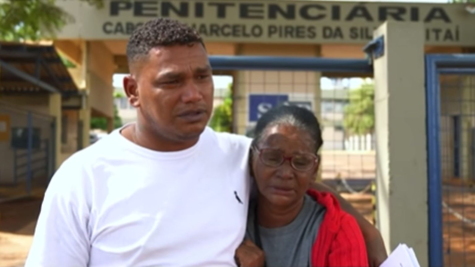 Carlos Edmilson da Silva ficou preso injustamente por 12 anos. Foi recebido por sua mãe, Ana Maria da Silva. – Crédito: Reprodução/Fantástico
