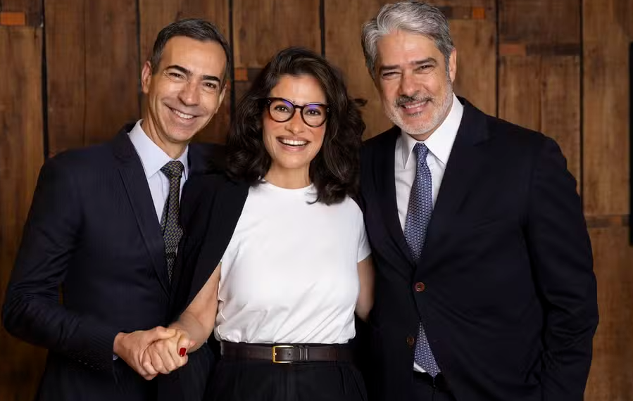 Os apresentadores César Tralli, Renata Vasconsellos e William Bonner ( Da esq. p/ dir.) - Créditos: Divulgação/TV Globo