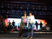 Ana Castela recebe o certificado de embaixadora da 70ª Festa do Peão de Barretos pelo presidente de Os Independentes, Jerônimo Muzetti - Créditos: @ph.danieltavares