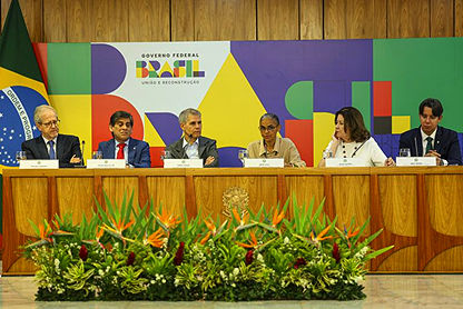 Membros do governo em entrevista coletiva (Foto: Agência Brasil)
